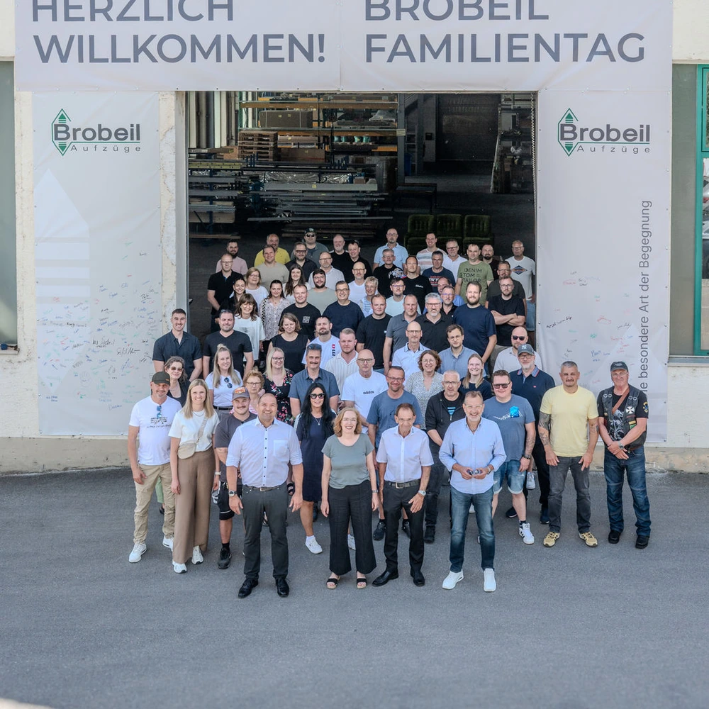 Gruppenfoto der Belegschaft beim Brobeil-Familientag vor dem Eingang des Unternehmens