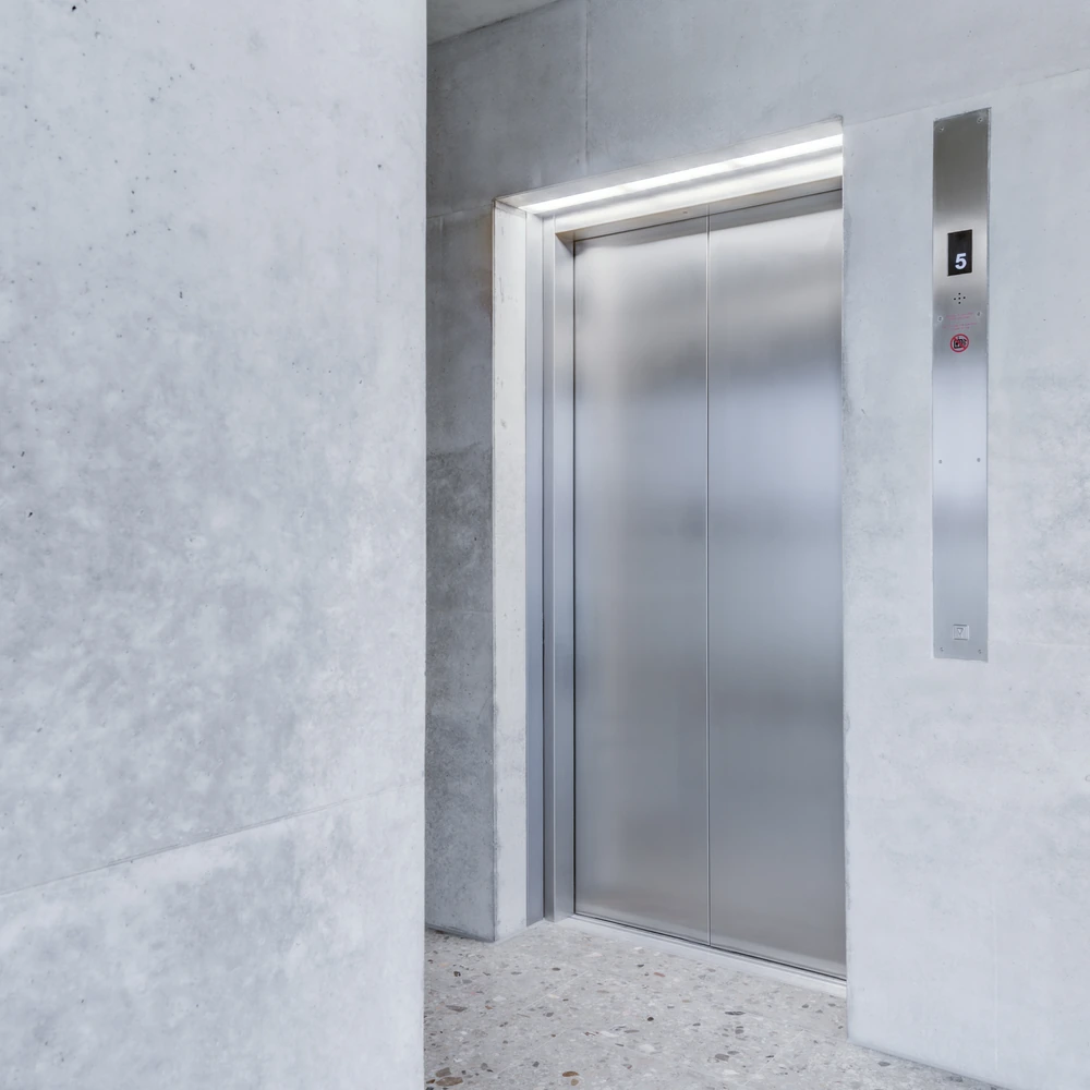 Geschlossene Aufzugtüren mit Anzeige der fünften Etage